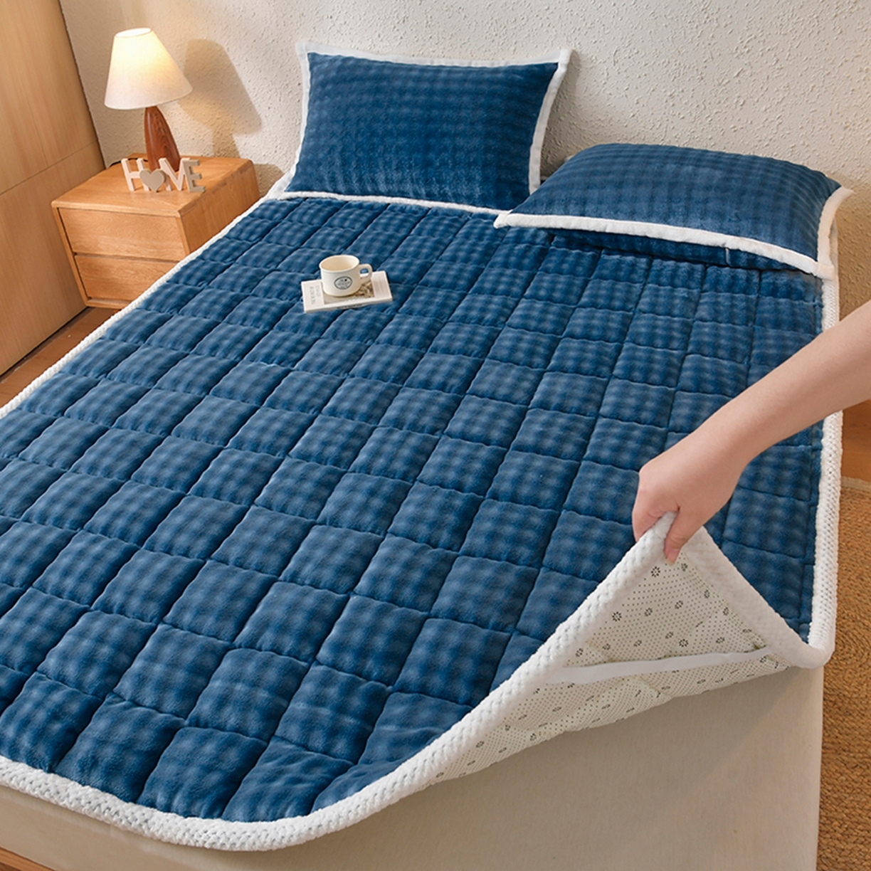 91家纺网 家纺一手货源 找家纺 鑫顺欣 2025新款泡泡牛奶绒床垫床褥 景泰蓝