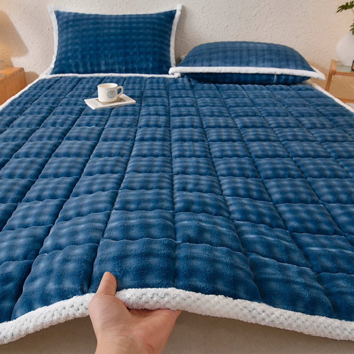 91家纺网 家纺一手货源 找家纺 鑫顺欣 2025新款泡泡牛奶绒床垫床褥 景泰蓝