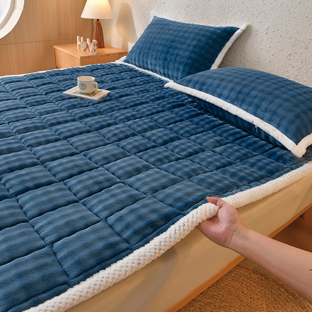 91家纺网 家纺一手货源 找家纺 鑫顺欣 2025新款泡泡牛奶绒床垫床褥 景泰蓝