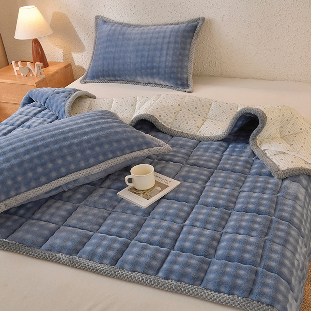 91家纺网 家纺一手货源 找家纺 鑫顺欣 2025新款泡泡牛奶绒床垫床褥 雾霾蓝