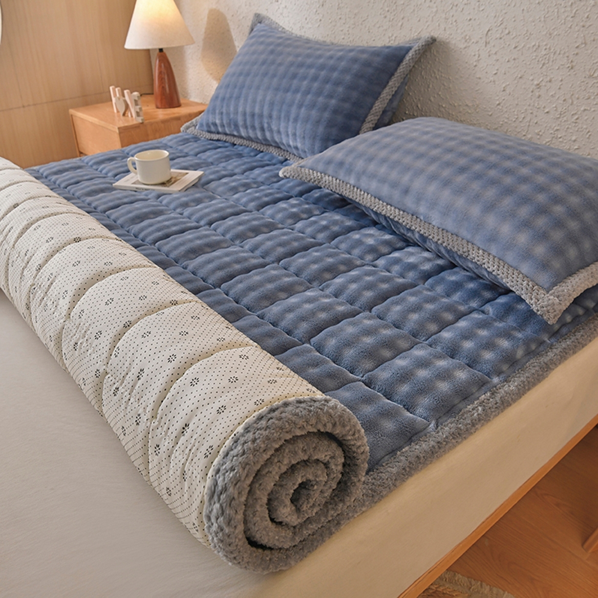 91家纺网 家纺一手货源 找家纺 鑫顺欣 2025新款泡泡牛奶绒床垫床褥 雾霾蓝