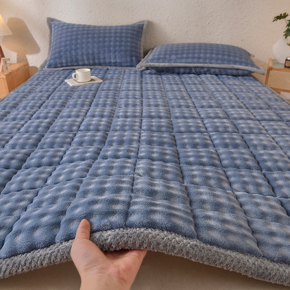 91家纺网 家纺一手货源 找家纺 鑫顺欣 2025新款泡泡牛奶绒床垫床褥 雾霾蓝