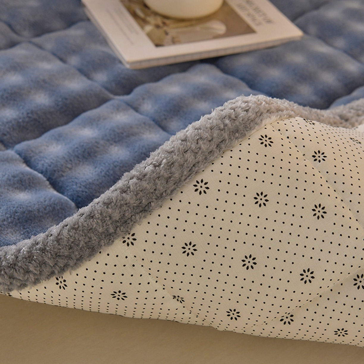 91家纺网 家纺一手货源 找家纺 鑫顺欣 2025新款泡泡牛奶绒床垫床褥 雾霾蓝