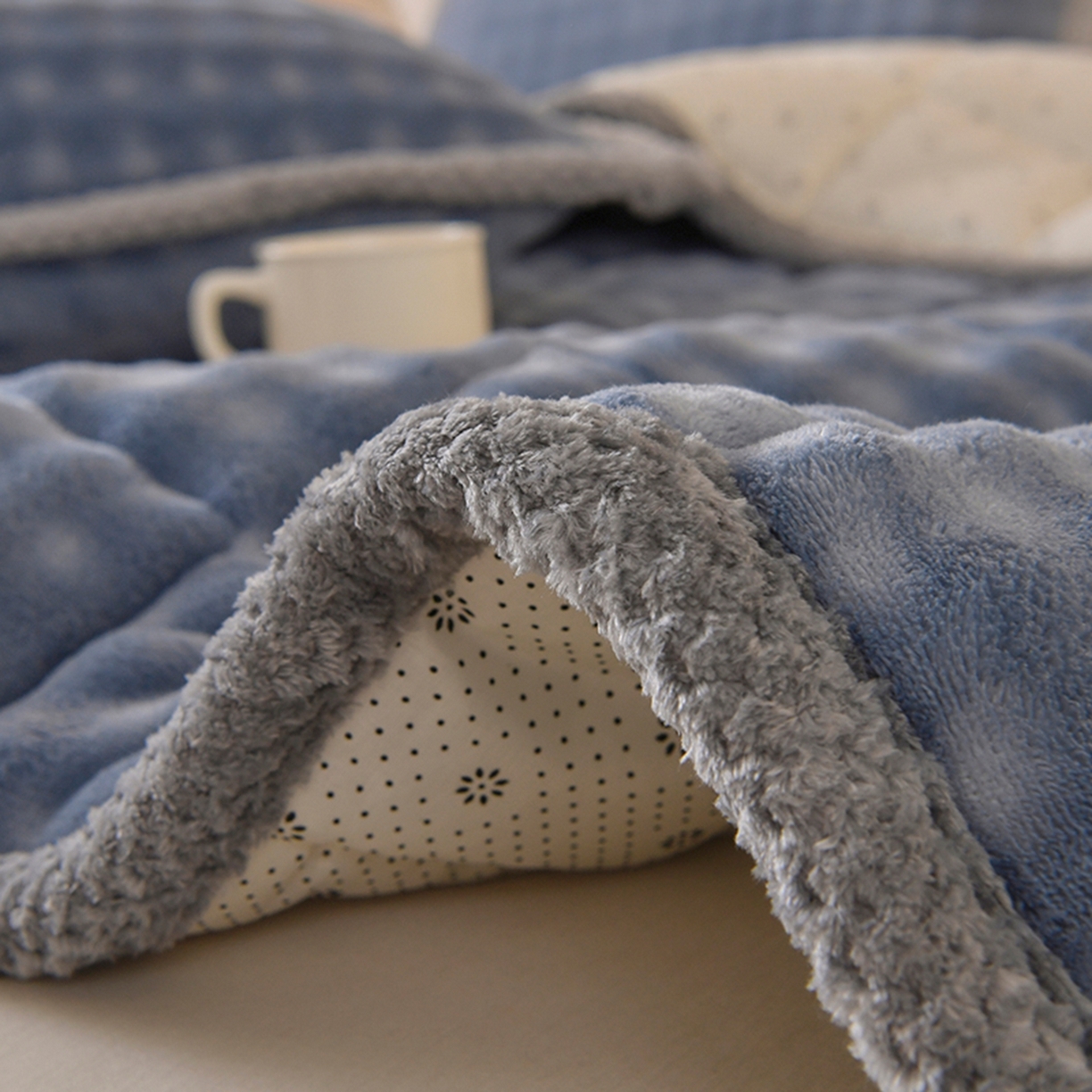 91家纺网 家纺一手货源 找家纺 鑫顺欣 2025新款泡泡牛奶绒床垫床褥 雾霾蓝