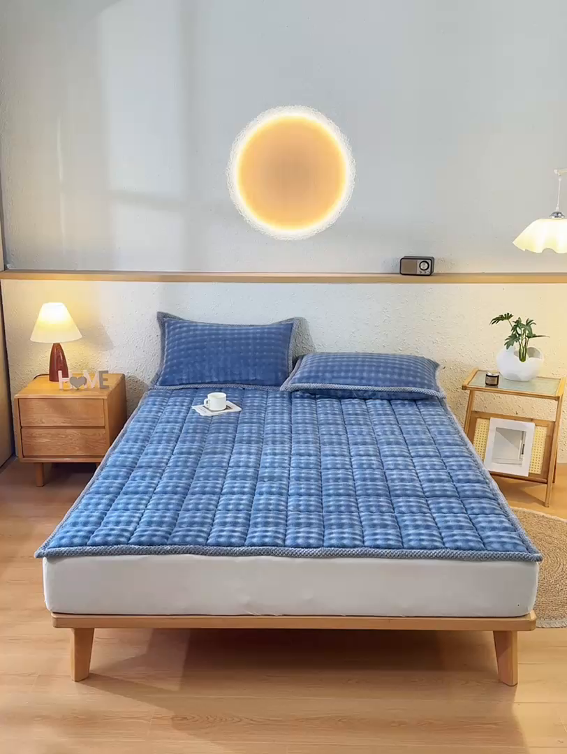 91家纺网 家纺一手货源 找家纺 鑫顺欣 2025新款泡泡牛奶绒床垫床褥 雾霾蓝