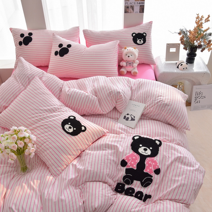 91家纺网 家纺一手货源 找家纺 （总）炫拼家纺 2025新款A类全棉40支水洗棉毛巾绣四件套-卡通多巴胺