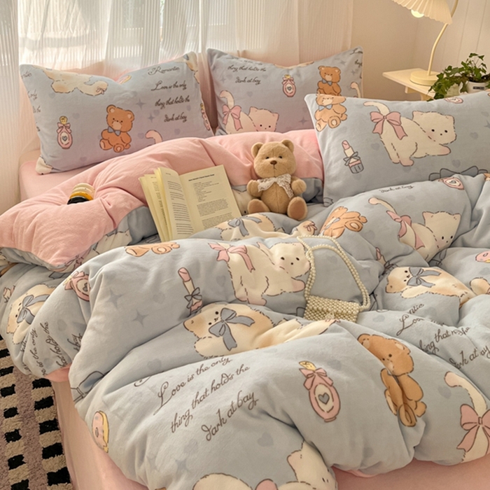 91家纺网 家纺一手货源 找家纺 如一 2025新款高克重大版数码印花牛奶绒四件套 猫咪酱