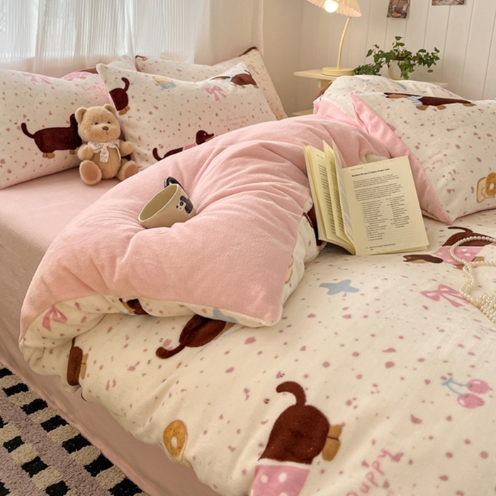 91家纺网 家纺一手货源 找家纺 如一 2025新款高克重大版数码印花牛奶绒四件套 俏皮狗