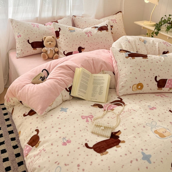 91家纺网 家纺一手货源 找家纺 如一 2025新款高克重大版数码印花牛奶绒四件套 俏皮狗