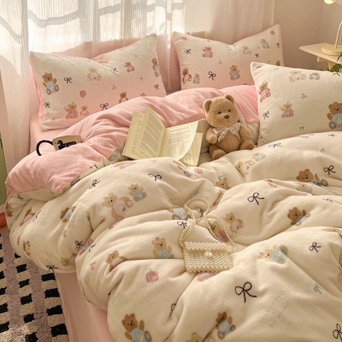 91家纺网 家纺一手货源 找家纺 如一 2025新款高克重大版数码印花牛奶绒四件套 小熊仔