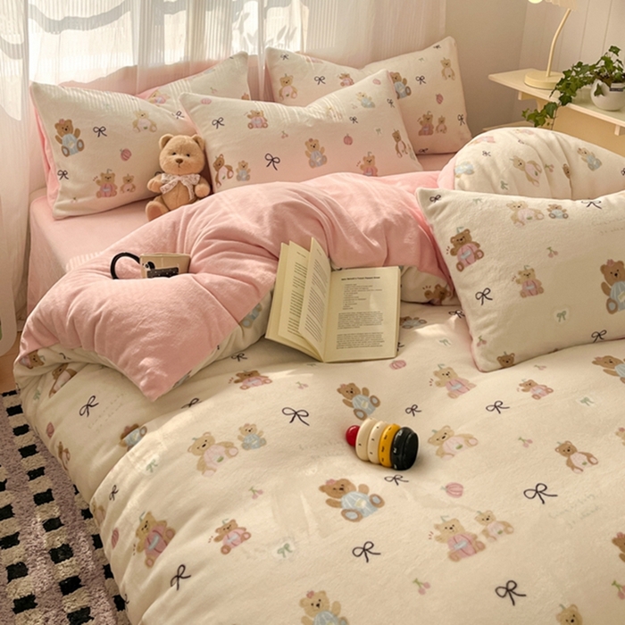 91家纺网 家纺一手货源 找家纺 如一 2025新款高克重大版数码印花牛奶绒四件套 小熊仔