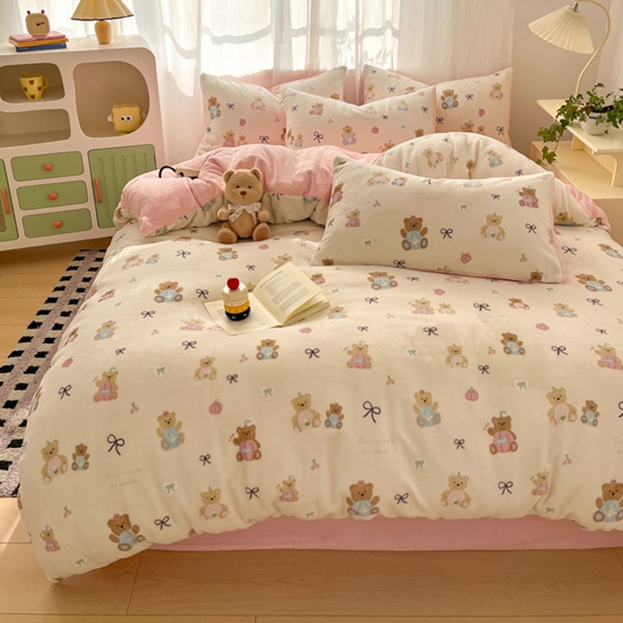 91家纺网 家纺一手货源 找家纺 如一 2025新款高克重大版数码印花牛奶绒四件套 小熊仔