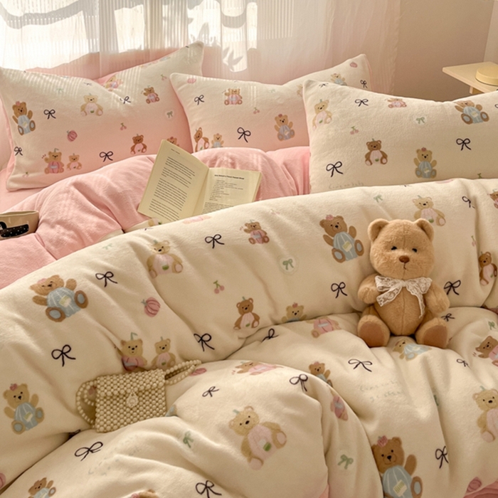 91家纺网 家纺一手货源 找家纺 如一 2025新款高克重大版数码印花牛奶绒四件套 小熊仔