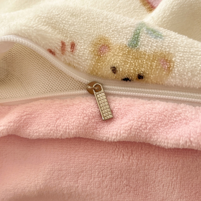 91家纺网 家纺一手货源 找家纺 如一 2025新款高克重大版数码印花牛奶绒四件套 小熊仔