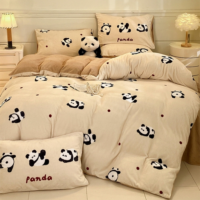 91家纺网 家纺一手货源 找家纺 如一 2025新款高克重大版数码印花牛奶绒四件套 熊猫咖