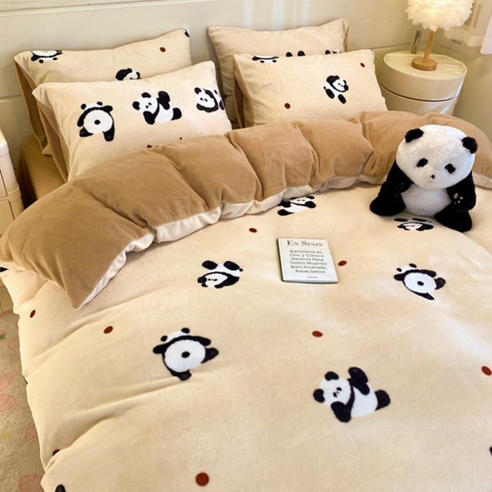 91家纺网 家纺一手货源 找家纺 如一 2025新款高克重大版数码印花牛奶绒四件套 熊猫咖