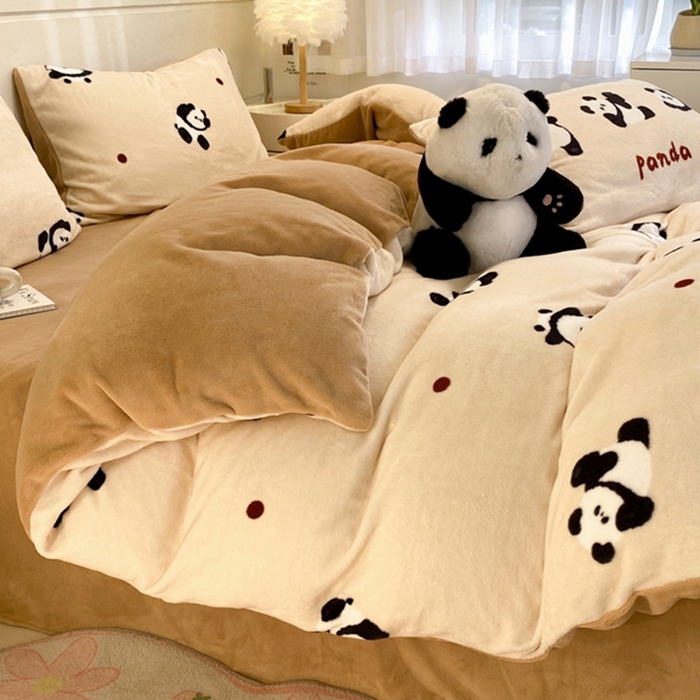 91家纺网 家纺一手货源 找家纺 如一 2025新款高克重大版数码印花牛奶绒四件套 熊猫咖