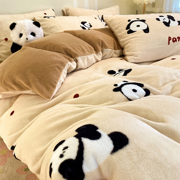 91家纺网 家纺一手货源 找家纺 如一 2025新款高克重大版数码印花牛奶绒四件套 熊猫咖