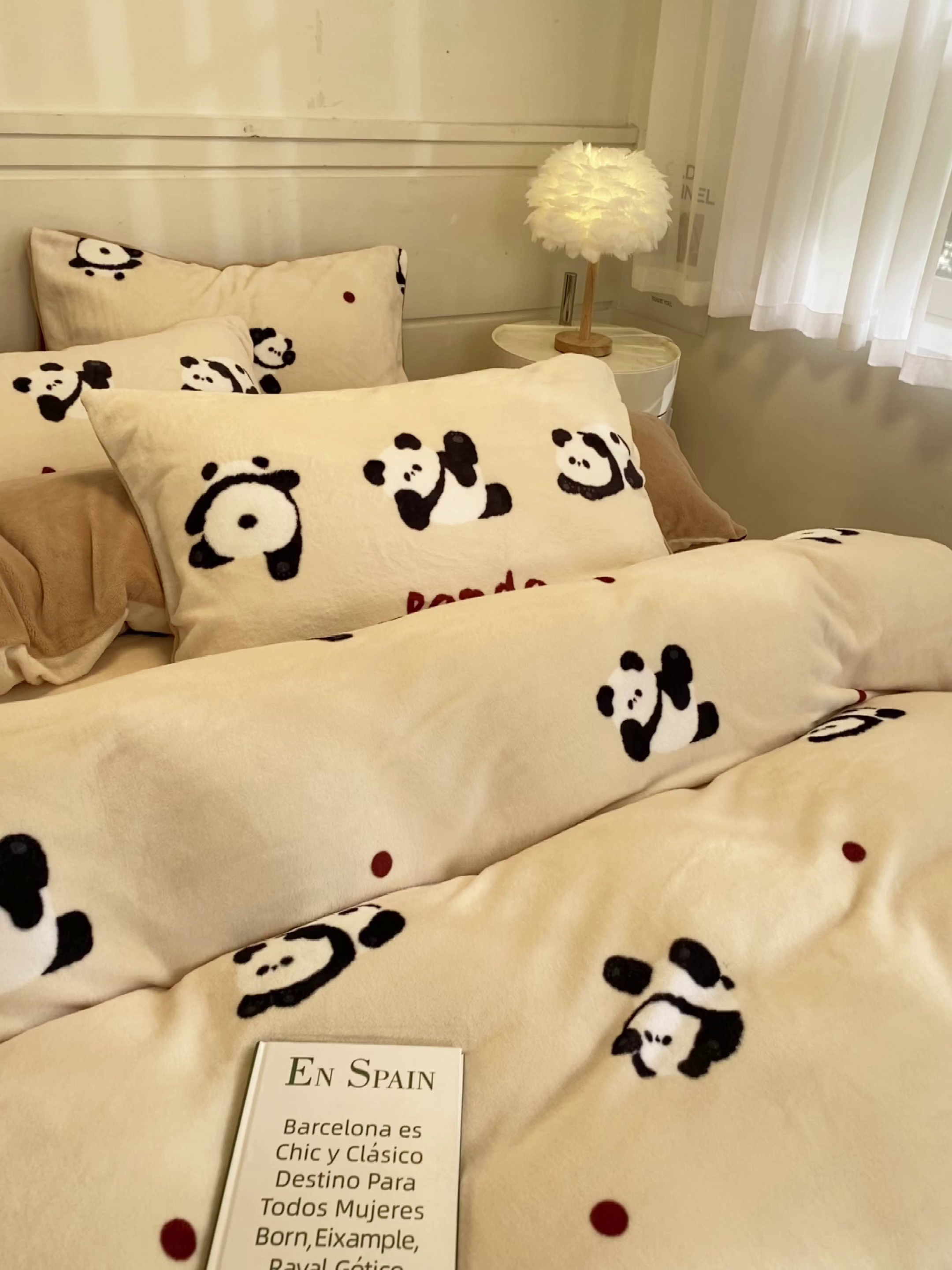 91家纺网 家纺一手货源 找家纺 如一 2025新款高克重大版数码印花牛奶绒四件套 熊猫咖