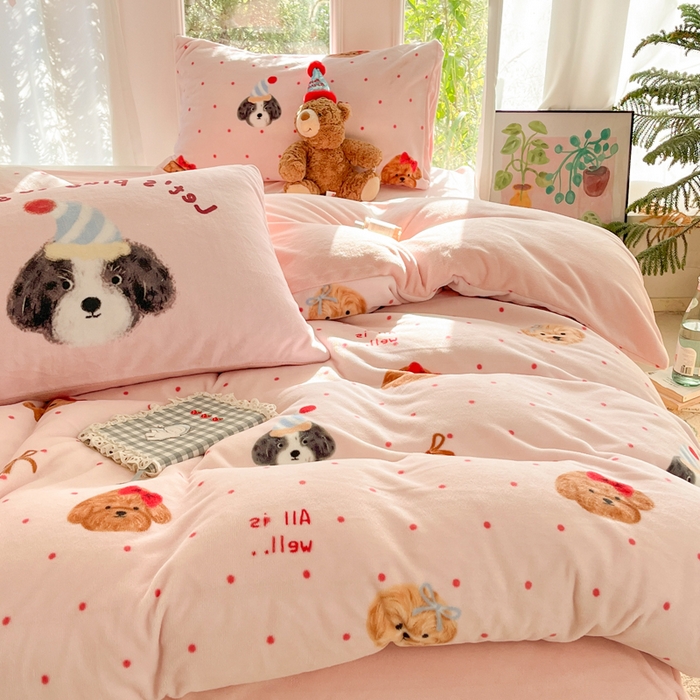 91家纺网 家纺一手货源 找家纺 如一 2025新款高克重大版数码印花牛奶绒四件套 粉伙伴