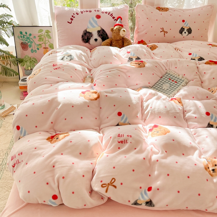 91家纺网 家纺一手货源 找家纺 如一 2025新款高克重大版数码印花牛奶绒四件套 粉伙伴