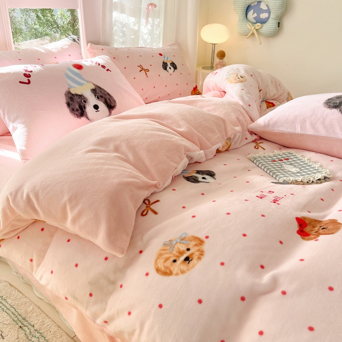 91家纺网 家纺一手货源 找家纺 如一 2025新款高克重大版数码印花牛奶绒四件套 粉伙伴