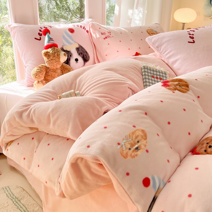 91家纺网 家纺一手货源 找家纺 如一 2025新款高克重大版数码印花牛奶绒四件套 粉伙伴