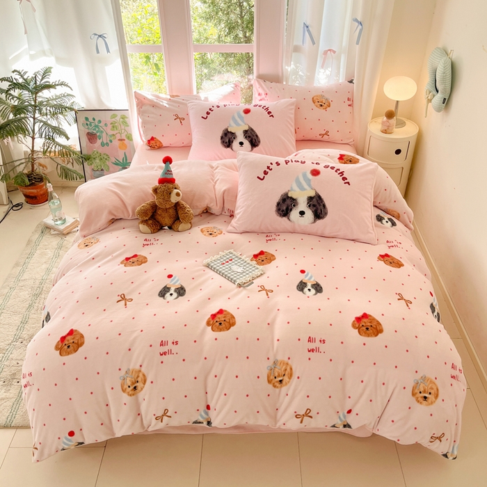 91家纺网 家纺一手货源 找家纺 如一 2025新款高克重大版数码印花牛奶绒四件套 粉伙伴