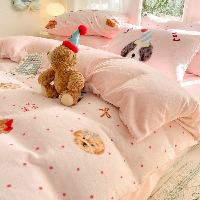 91家纺网 家纺一手货源 找家纺 如一 2025新款高克重大版数码印花牛奶绒四件套 粉伙伴