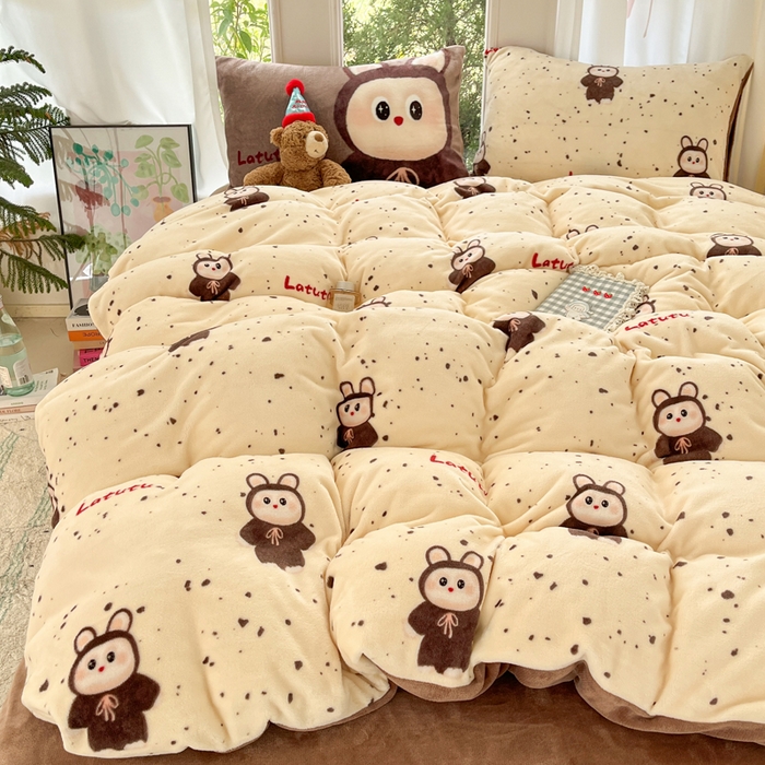 91家纺网 家纺一手货源 找家纺 如一 2025新款高克重大版数码印花牛奶绒四件套 拉兔咖