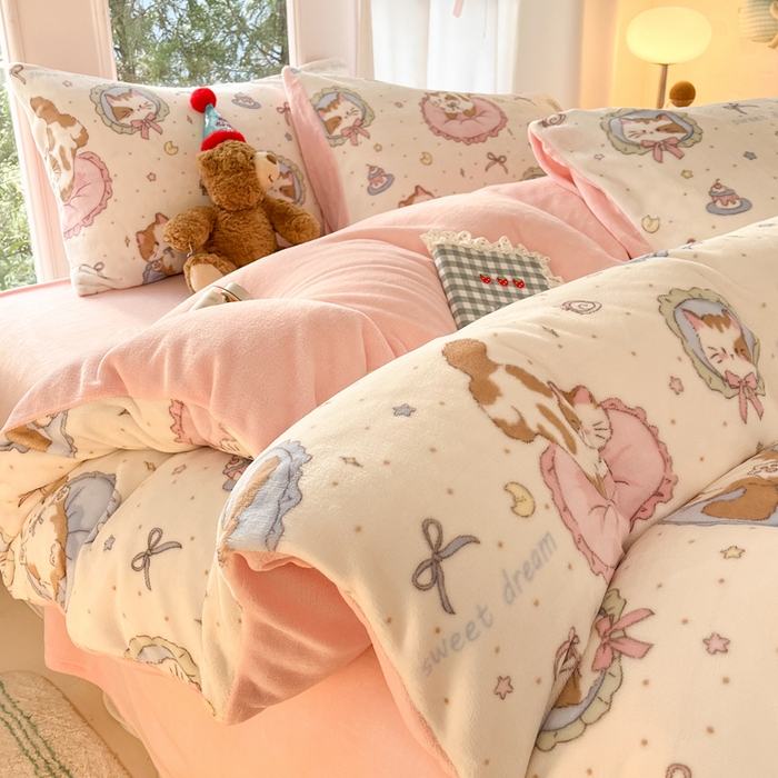 91家纺网 家纺一手货源 找家纺 如一 2025新款高克重大版数码印花牛奶绒四件套 小粉喵