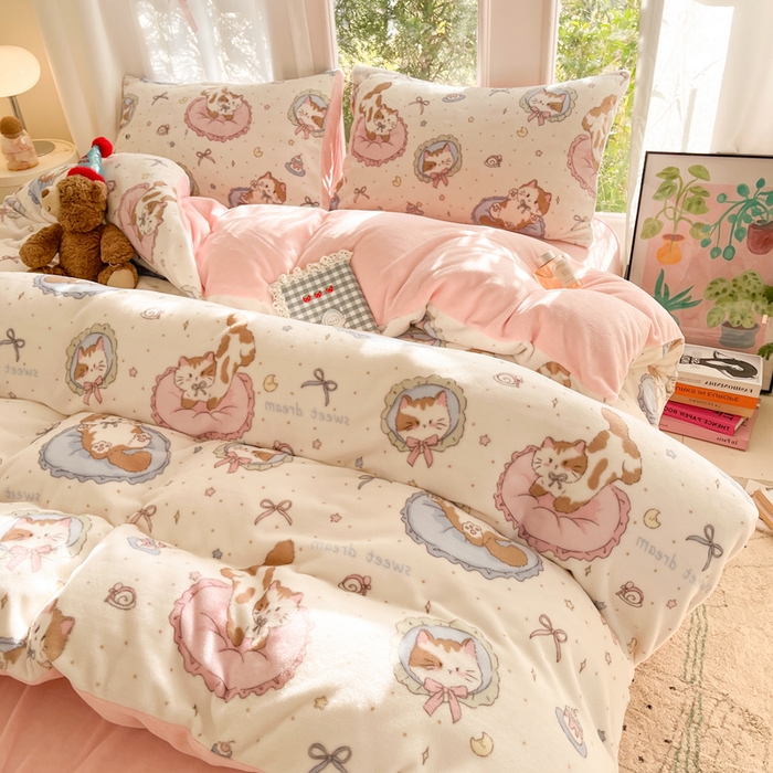 91家纺网 家纺一手货源 找家纺 如一 2025新款高克重大版数码印花牛奶绒四件套 小粉喵