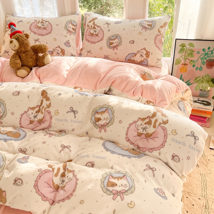 91家纺网 家纺一手货源 找家纺 如一 2025新款高克重大版数码印花牛奶绒四件套 小粉喵