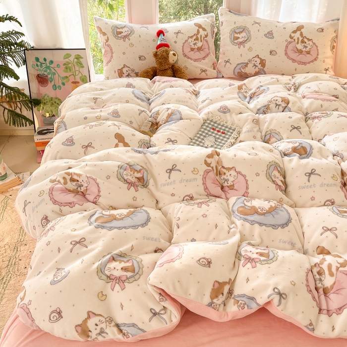 91家纺网 家纺一手货源 找家纺 如一 2025新款高克重大版数码印花牛奶绒四件套 小粉喵