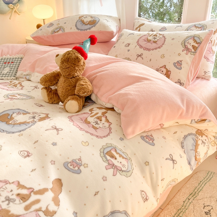 91家纺网 家纺一手货源 找家纺 如一 2025新款高克重大版数码印花牛奶绒四件套 小粉喵