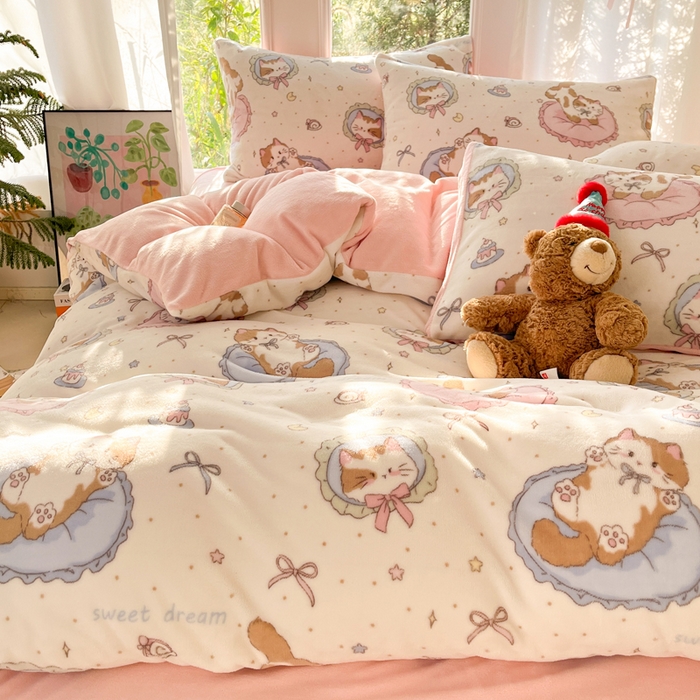 91家纺网 家纺一手货源 找家纺 如一 2025新款高克重大版数码印花牛奶绒四件套 小粉喵