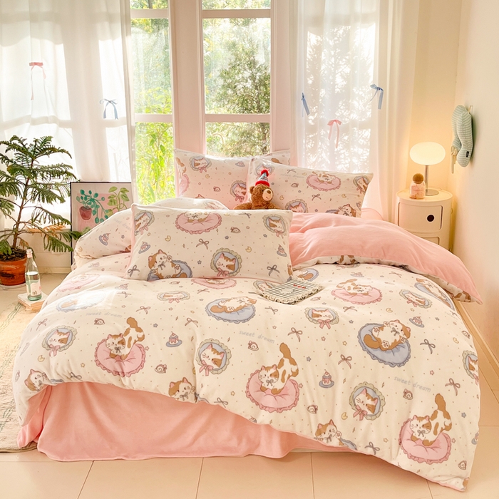 91家纺网 家纺一手货源 找家纺 如一 2025新款高克重大版数码印花牛奶绒四件套 小粉喵