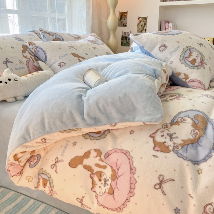 91家纺网 家纺一手货源 找家纺 如一 2025新款高克重大版数码印花牛奶绒四件套 小花喵