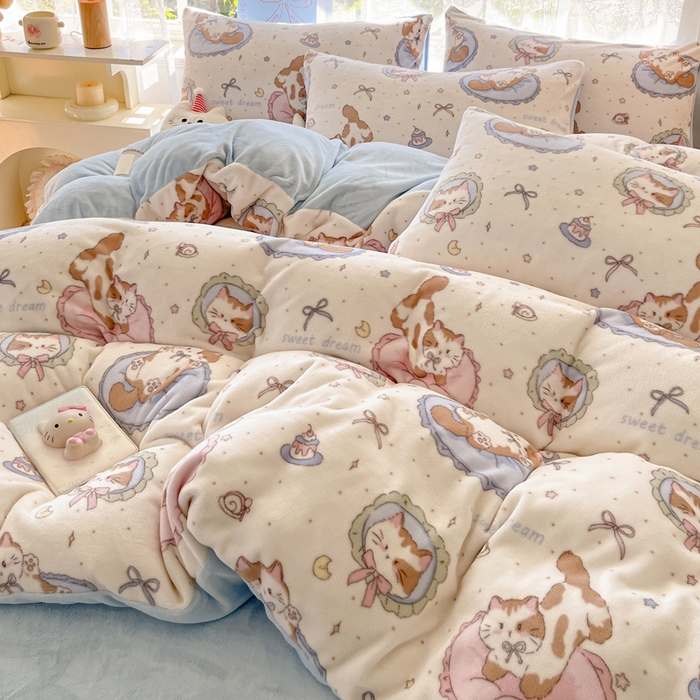 91家纺网 家纺一手货源 找家纺 如一 2025新款高克重大版数码印花牛奶绒四件套 小花喵