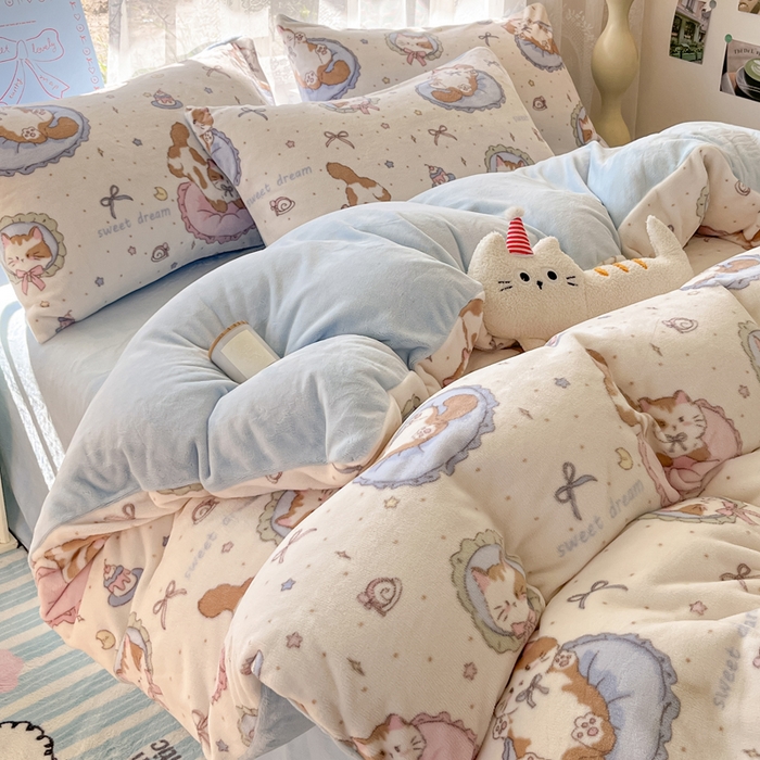 91家纺网 家纺一手货源 找家纺 如一 2025新款高克重大版数码印花牛奶绒四件套 小花喵