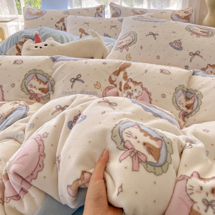 91家纺网 家纺一手货源 找家纺 如一 2025新款高克重大版数码印花牛奶绒四件套 小花喵