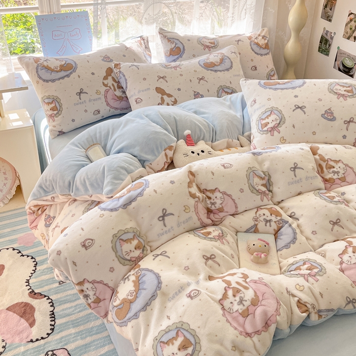 91家纺网 家纺一手货源 找家纺 如一 2025新款高克重大版数码印花牛奶绒四件套 小花喵