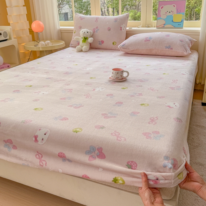 91家纺网 家纺一手货源 找家纺 梦舒阳家纺 2026新品牛奶绒单床笠单被套床笠三件套软fufu牛奶绒单品 草莓猫咪【绒床笠】