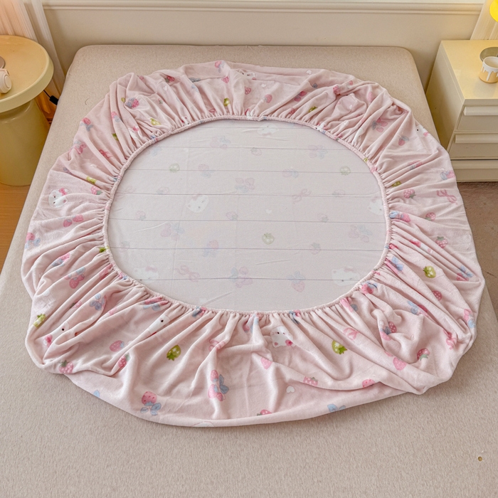 91家纺网 家纺一手货源 找家纺 梦舒阳家纺 2026新品牛奶绒单床笠单被套床笠三件套软fufu牛奶绒单品 草莓猫咪【绒床笠】