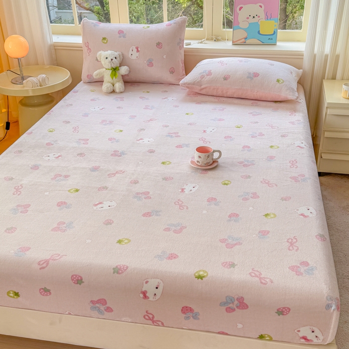 91家纺网 家纺一手货源 找家纺 梦舒阳家纺 2026新品牛奶绒单床笠单被套床笠三件套软fufu牛奶绒单品 草莓猫咪【绒床笠】