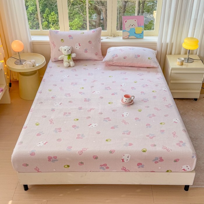 91家纺网 家纺一手货源 找家纺 梦舒阳家纺 2026新品牛奶绒单床笠单被套床笠三件套软fufu牛奶绒单品 草莓猫咪【绒床笠】