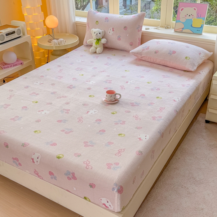 91家纺网 家纺一手货源 找家纺 梦舒阳家纺 2026新品牛奶绒单床笠单被套床笠三件套软fufu牛奶绒单品 草莓猫咪【绒床笠】