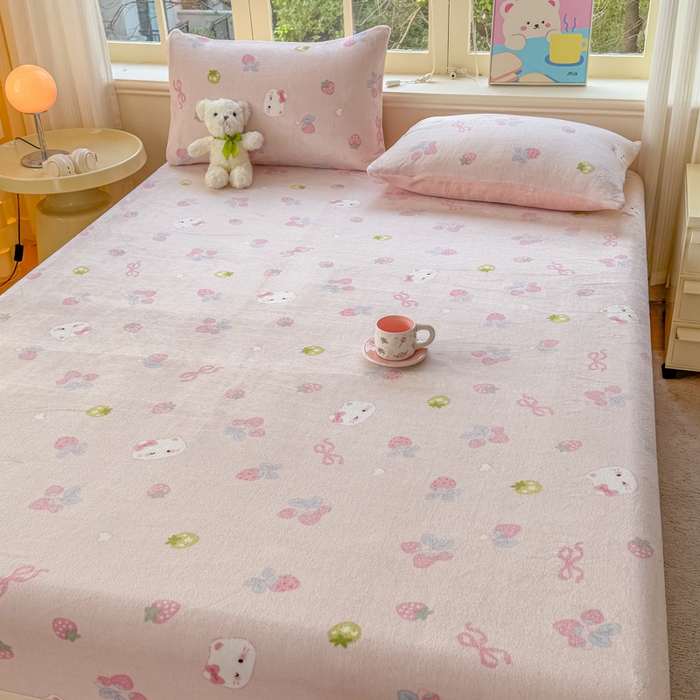 91家纺网 家纺一手货源 找家纺 梦舒阳家纺 2026新品牛奶绒单床笠单被套床笠三件套软fufu牛奶绒单品 草莓猫咪【绒床笠】