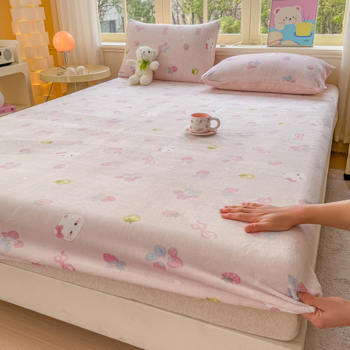 91家纺网 家纺一手货源 找家纺 梦舒阳家纺 2026新品牛奶绒单床笠单被套床笠三件套软fufu牛奶绒单品 草莓猫咪【绒床笠】