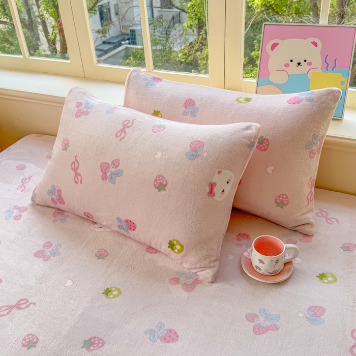 91家纺网 家纺一手货源 找家纺 梦舒阳家纺 2026新品牛奶绒单床笠单被套床笠三件套软fufu牛奶绒单品 草莓猫咪【绒床笠】